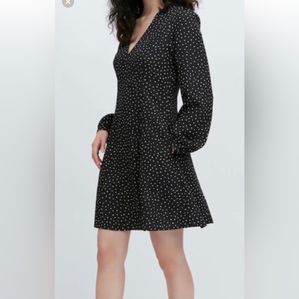 Uniqlo Black and White Long Sleeve Dress